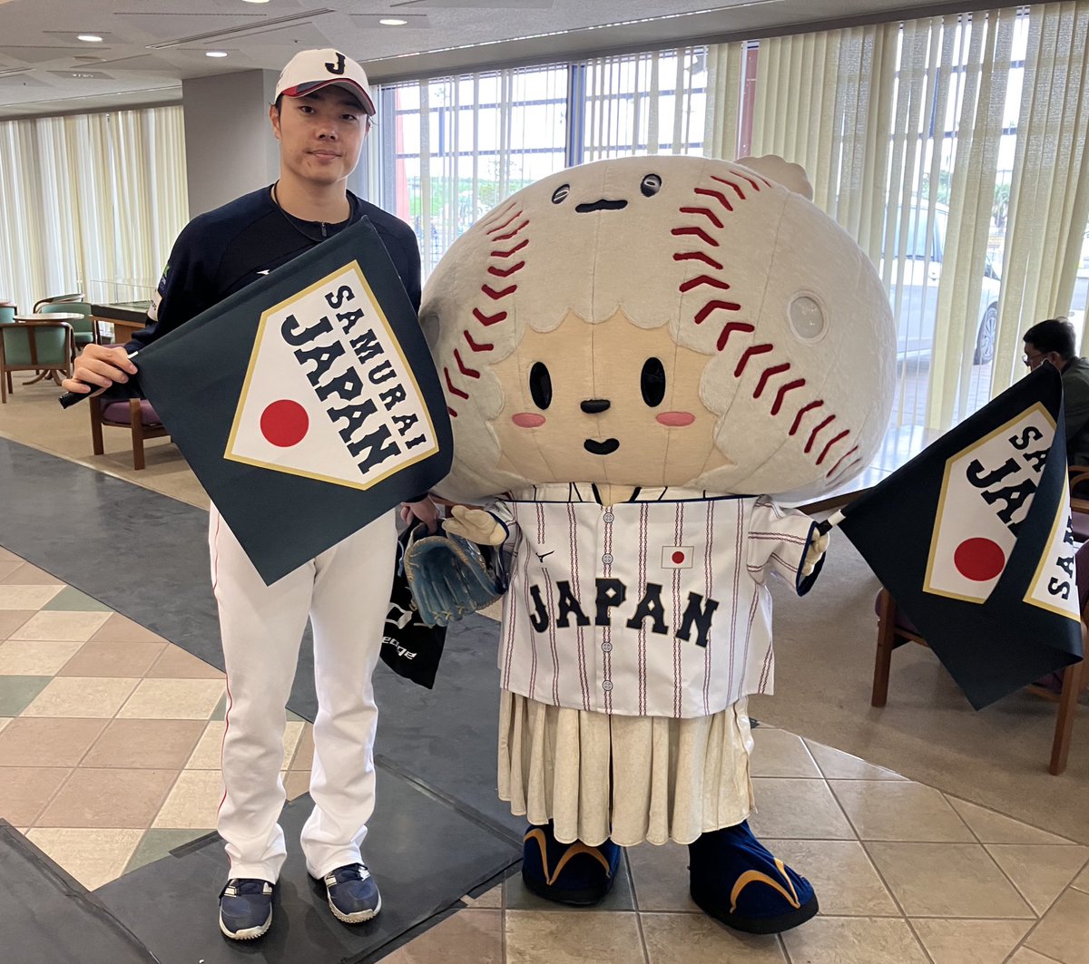松本裕樹 投手、別便でマイアミ到着🛬たま〜 体調不良らしいけど練習