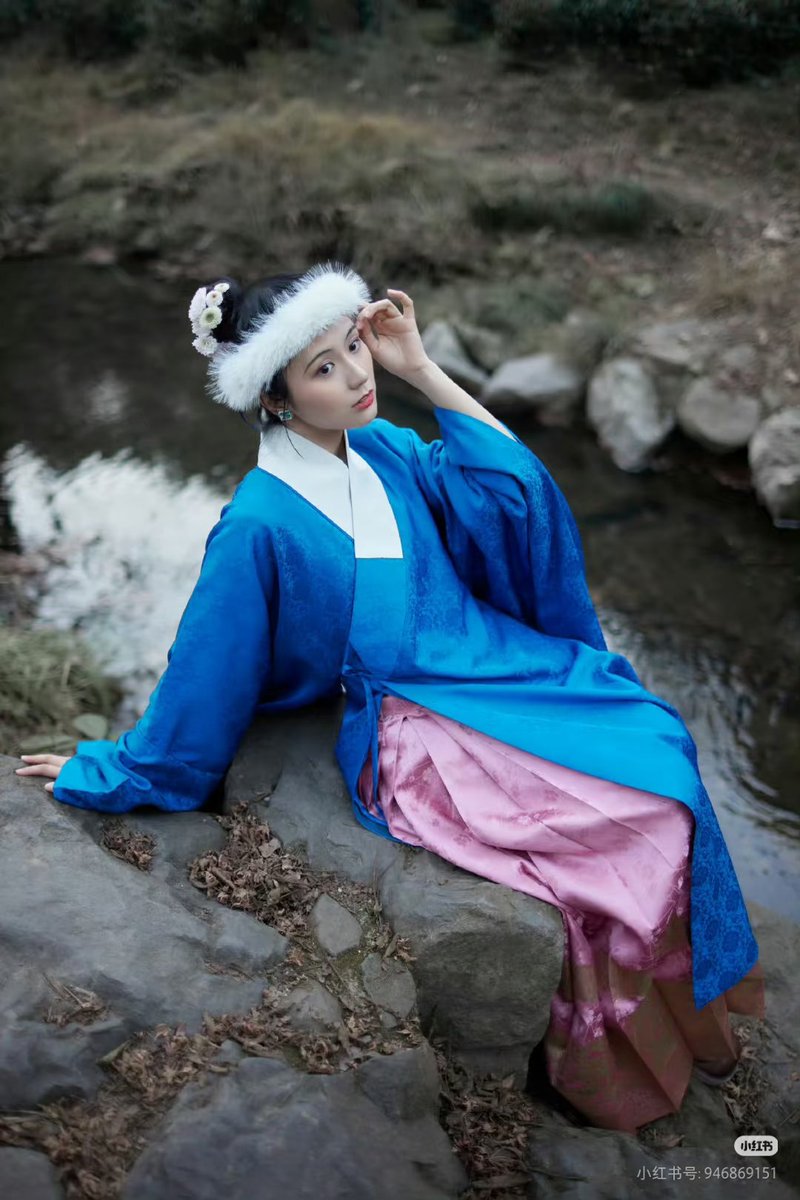 damingwangchao5's tweet photo. 春寒料峭
©️峯裳
rednote ID: 946869151
#hanfu #HanChinese #한푸 https://t.co/tw8AXZE5Y1