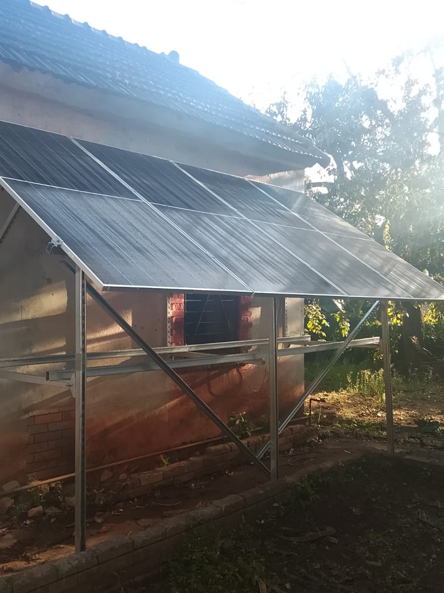 bpacamaguey's tweet photo. #BPACamagüeyNoSeDetiene continúa en marcha el proceso de instalación de paneles solares  ya quedan instalados en la Sucursal 5892 Esmeralda y Sucursal 5882 Brasil.
#PorCamagüeyTodo #ConprometidosConElDesarrollo https://t.co/gsGURJiDGw