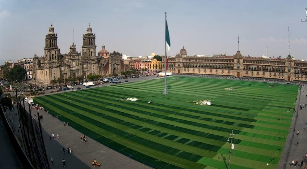Compartido por <a href="/code3em/">cesar  cruz</a>

En el Zócalo hay una cancha de fútbol enorme, para intentar romper el Récord Guinness de la clase masiva de fútbol más grande.