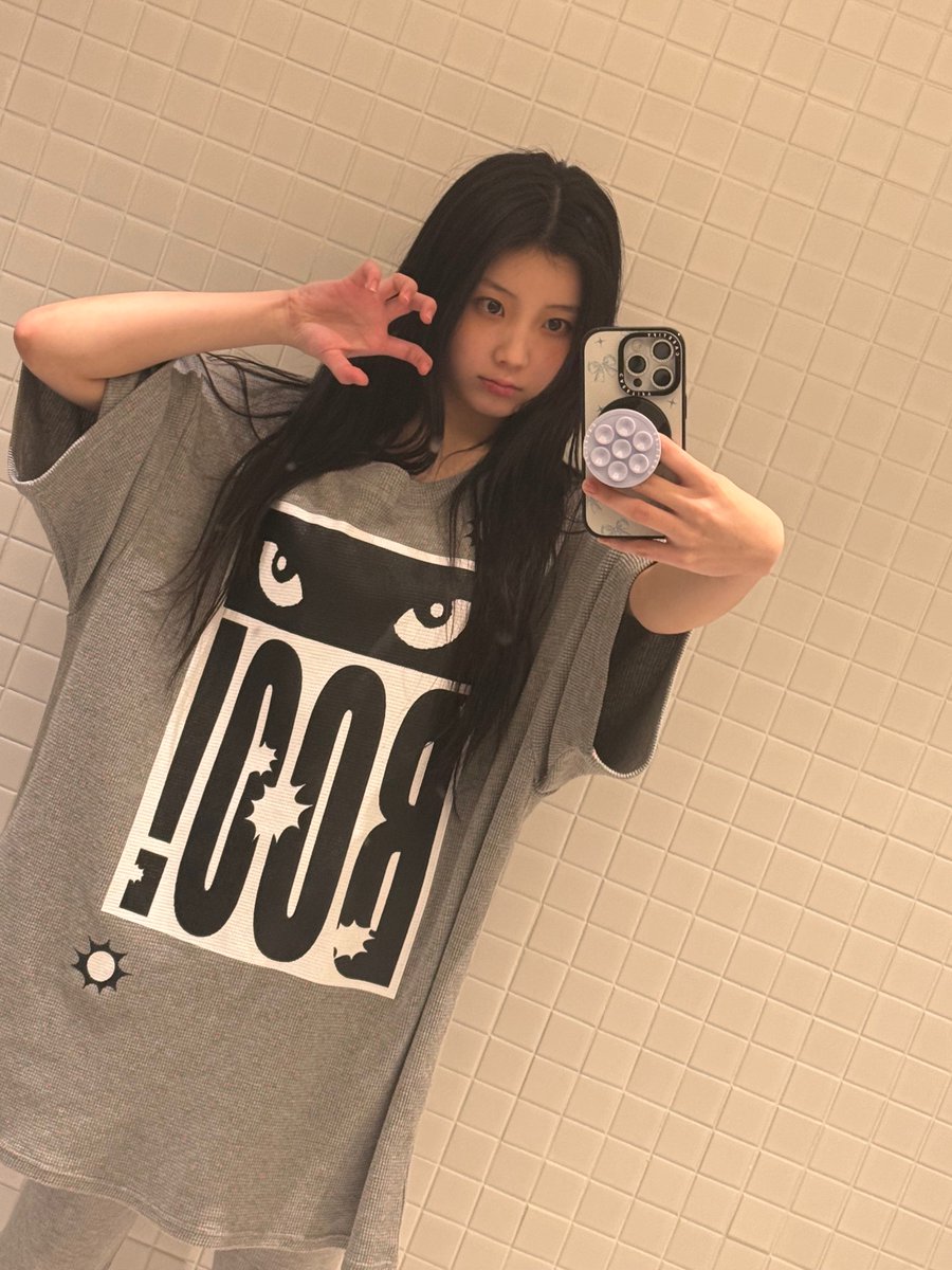 fromwonhee's tweet photo. 🐿️📸 260313 | 00:18 KST

“boooo ~!!!”
“i won’t eat you if you give me a piece of rice cake”
“hihi” https://t.co/gECr4eVr46