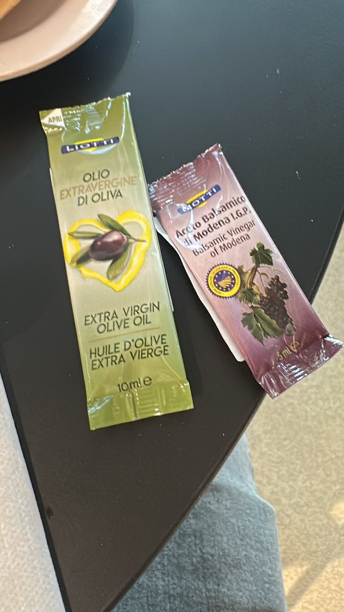 Vlaici's tweet photo. @IKEAsrbija zašto su 56 dinara ulje i sirće u Vašem restoranu? https://t.co/nM0QNVtN4f