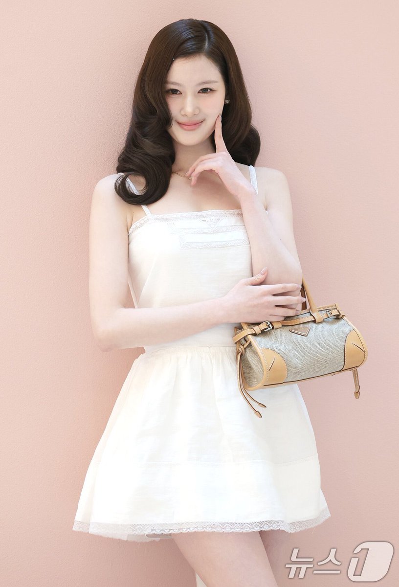 ale_thv9's tweet photo. Ella es una princesa. 💖💖
#트와이스 #twice
#사나 #SANA #サナ #SANAxPRADA https://t.co/2EmN9xy5LL