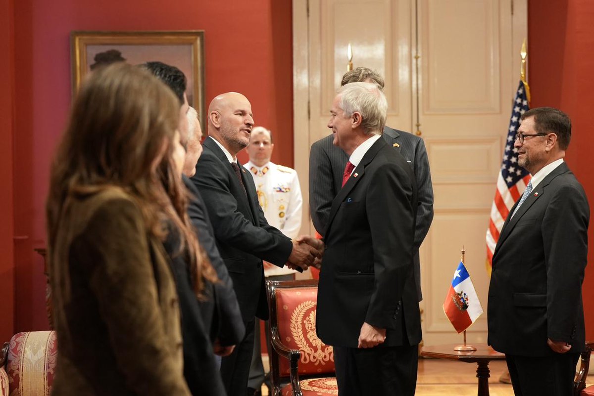 USAmbCL's tweet photo. Junto al @DeputySecState Christopher Landau, nos reunimos con el Presidente Kast en su primer día en el cargo. Coincidimos en una agenda ambiciosa orientada a fortalecer infraestructura estratégica, proteger la soberanía chilena y regional frente a actores malignos, y ampliar la cooperación en materia de migración ilegal. 🇺🇸🇨🇱