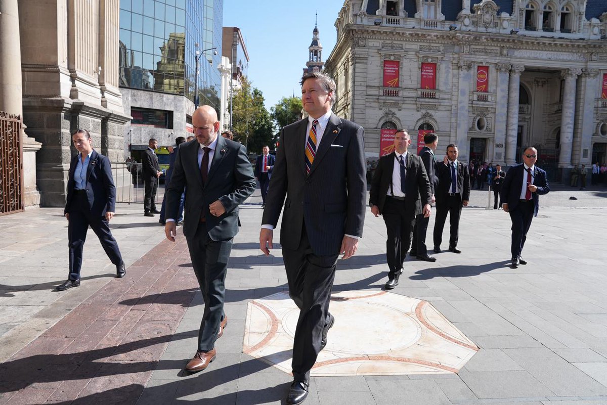 USAmbCL's tweet photo. Junto al @DeputySecState Christopher Landau, nos reunimos con el Presidente Kast en su primer día en el cargo. Coincidimos en una agenda ambiciosa orientada a fortalecer infraestructura estratégica, proteger la soberanía chilena y regional frente a actores malignos, y ampliar la cooperación en materia de migración ilegal. 🇺🇸🇨🇱