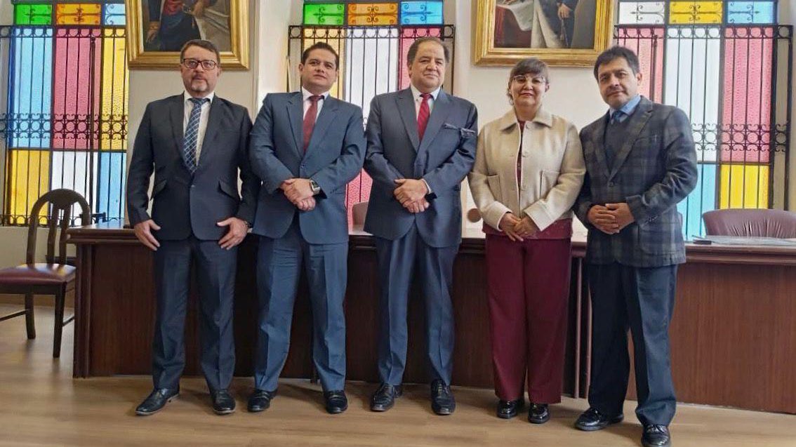 La Dra. Jenny Ochoa Chacón, presidenta de <a href="/AEMAJazuay/">AZUAY AEMAJ</a> junto a su directiva, realizó una visita protocolaria al presidente de la <a href="/CorteAzuay/">Corte Provincial de Justicia del Azuay @CorteAzuay</a> Dr. Fernando Moreno Morejón, para dialogar sobre cooperación institucional y fortalecimiento de la independencia judicial.