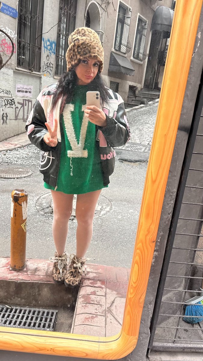 Everyone follow money. Nobody watches context.
We need Bloomberg for Degens with BlackRock + Goldman Sachs execution.
Watching the real **Bloomberg terminal makes it simple:
The macro narrative is shifting. Geopolitics is back at the center.
Markets will reprice accordingly.