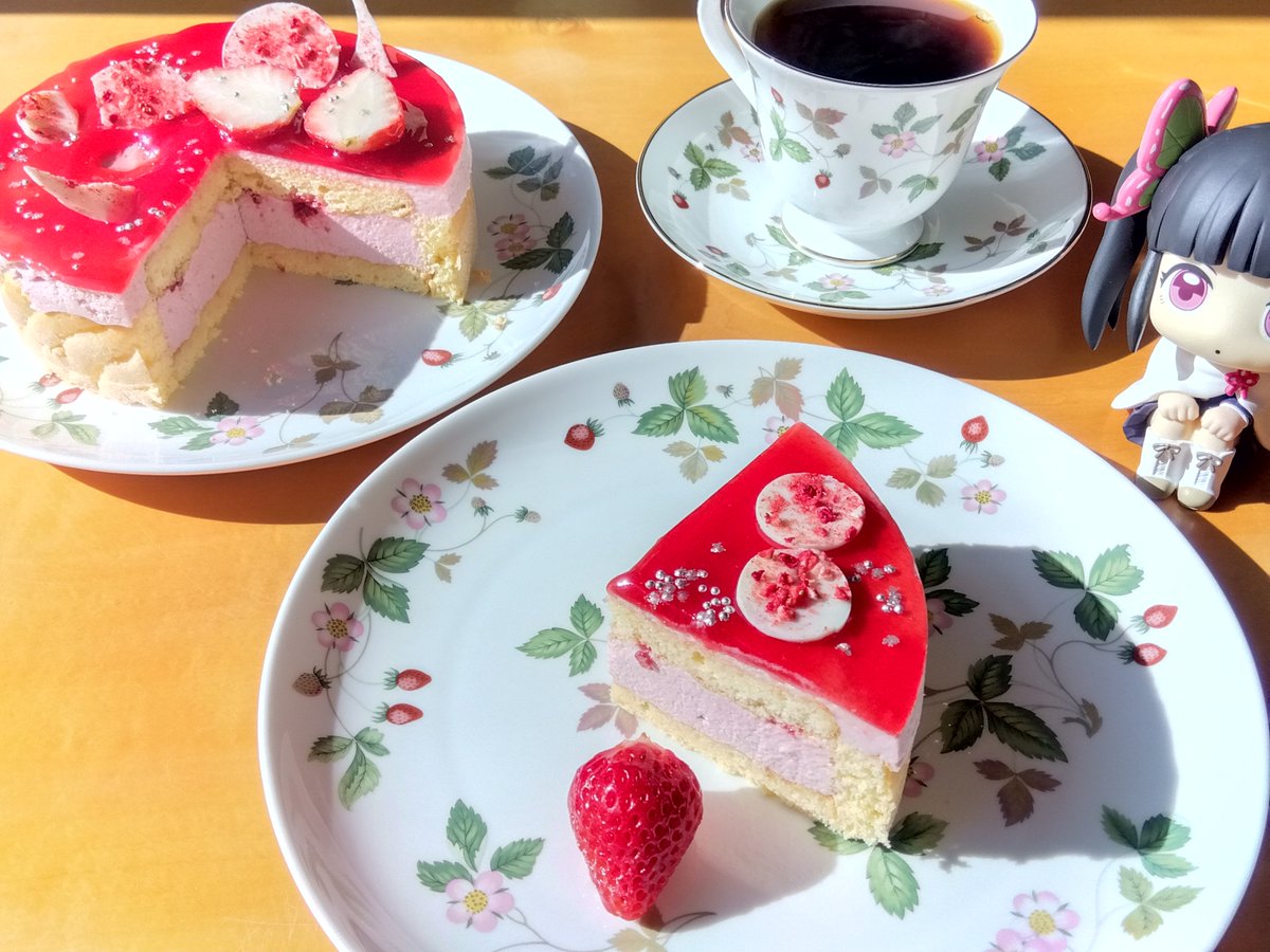 いちごのシャルロット🍰②
トッピングは「赤い宇宙」をテーマにしてみた。
右下の丸いホワイトチョコは双子の月🌕をイメージしているのです。🤨✨

#木漏れ日のお茶会 #abcクッキング #abccooking #お菓子作り #手作りケーキ #おうちカフェ #珈琲 #coffee #おそ由松