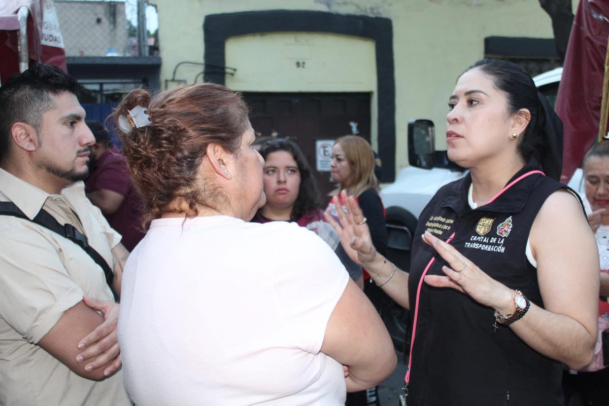 Mayor seguridad en Venustiano Carranza 🚔

Nuestra Directora Ejecutiva, la <a href="/SSC_CDMX/">SSC CDMX</a> y el gabinete de Territorios de Paz acudieron a la Colonia Morelos a hacer la presentación de Jefes de Cuadrante y explicar su función para garantizar tú seguridad. 🙌🏻

#SomosComunidadVCA