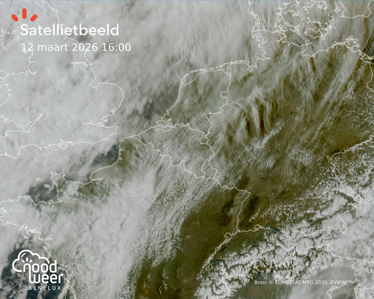 NoodweerBenelux's tweet image. Goedemiddag! Na de #regen van gisteren is het vandaag een droge dag. Er zijn #wolkenvelden, maar ook flinke zonnige perioden. Het kwik stijgt naar 11-13°C op veel plekken, maar er staat een stevige #wind waardoor het toch een stuk frisser aanvoelt. De opklaringen zijn van
