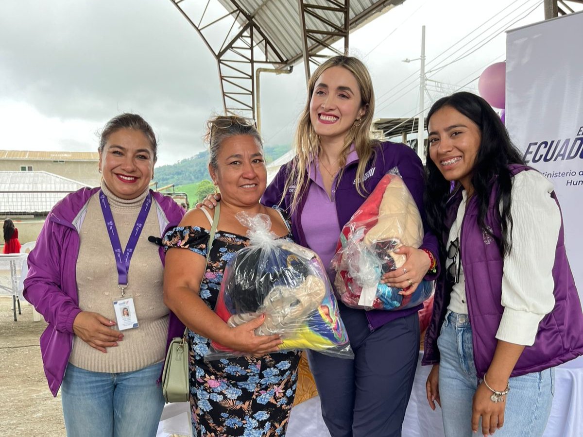 Salud_Loja's tweet photo. #MSPEnTerritorio |Garantizamos el derecho a la salud de la ciudadanía mediante la participación en las Brigadas Sociales por #ElNuevoEcuador, esta vez participamos en la ciudad de #Pindal.

Durante esta jornada, más de 7️⃣0️⃣ ciudadanos accedieron a diversos servicios de salud. https://t.co/BAcmLwaJ9q