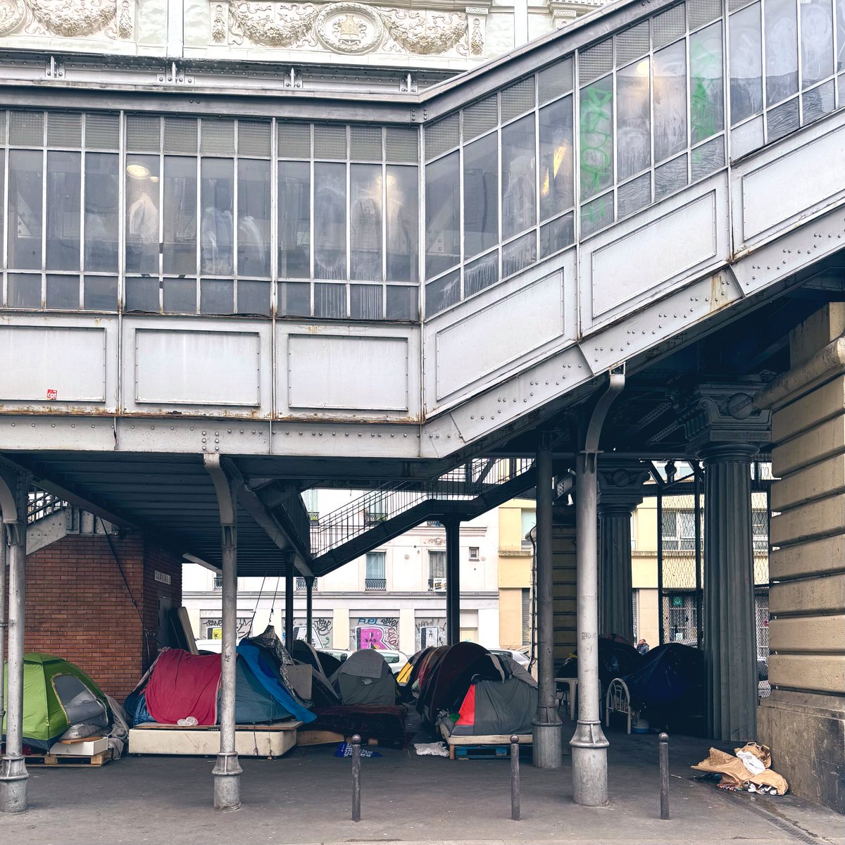 « - À quel moment il est devenu acceptable de faire vivre des gens sous un métro ?
- Là, ils ont un toit…
- Oui, et comme les riverains n’osent pas se plaindre et ne votent pas, ça arrange un peu tout le monde, non ? »

Silence gêné et gênant d’un élu de la municipalité sortante