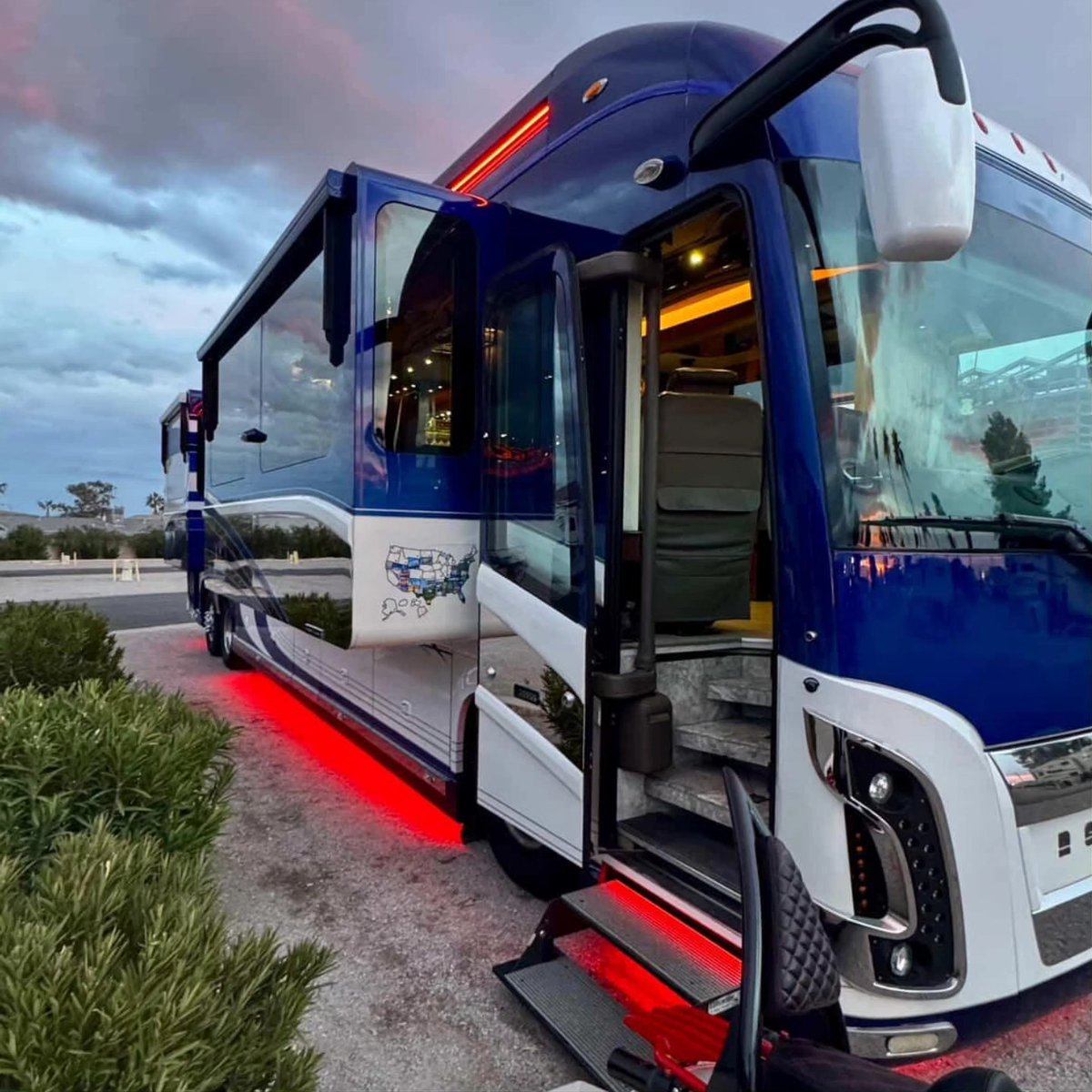 BoogeyLights's tweet photo. #BOOGEYLIGHTS spotted 'in the wild' - we always love receiving pictures from satisfied customers📷
BOOK ONLINE: https://t.co/u4xJ0pLJCi
BOOK VIA PHONE: 800 847 1359
📷: Brad &amp; Heidi K.
📷: 2014 #newellcoach 2020P
📷: Boogey HQ - Florence, KY https://t.co/brSDHCSlQA