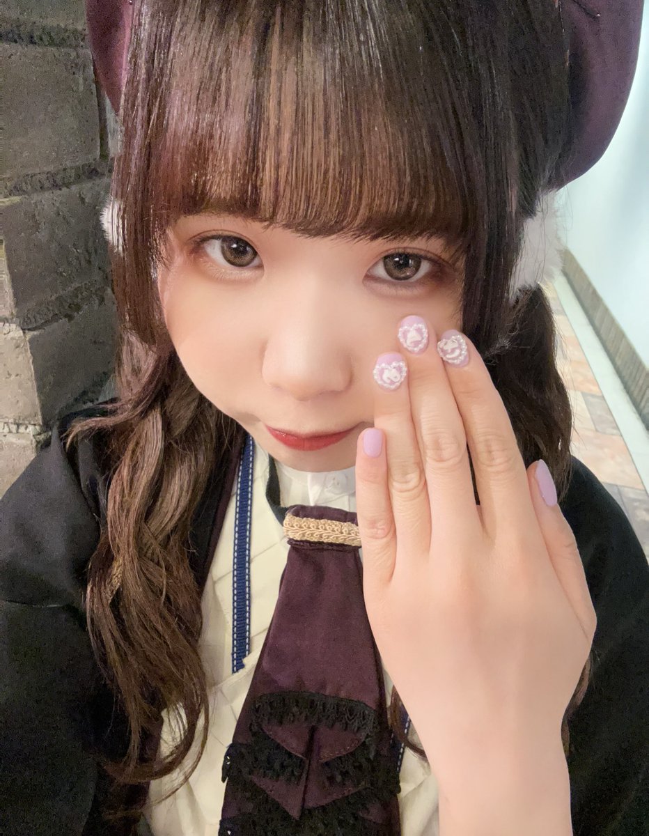 miruku_penguin's tweet photo. 上司の名前をキーホルダーに刻む先輩の背中を見て育った後輩の🆕ネイルです♡

紫のシュガーネイルに左手の薬指に魔法陣が入ってるのもポイントです✡️💍 https://t.co/pYcGAXJsHe