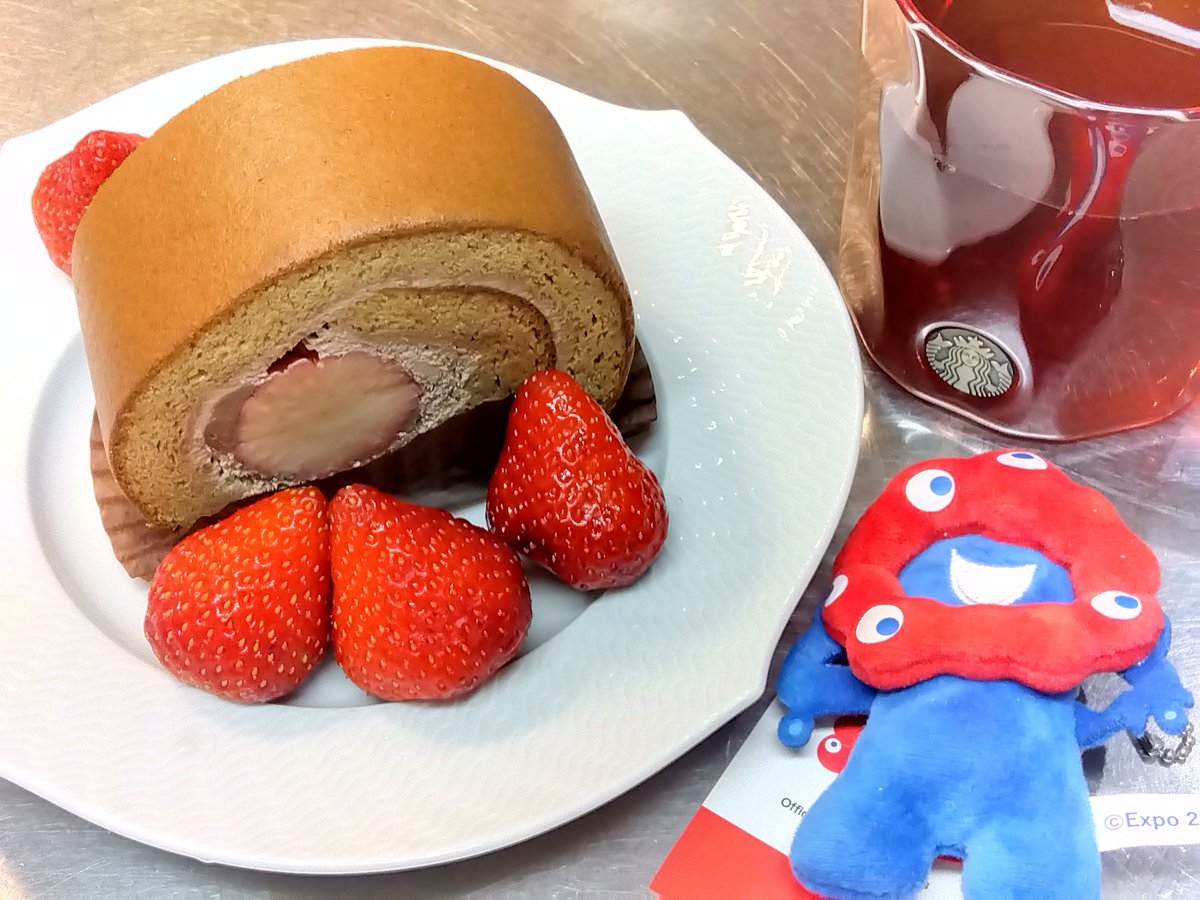 夜の #おやつ は #ロールケーキ 、いちごを添えて🍓
麦茶といただきます。😊🍴

#木漏れ日のお茶会 #おうち時間 #スイーツ #ケーキ #おうちカフェ #おそ由松