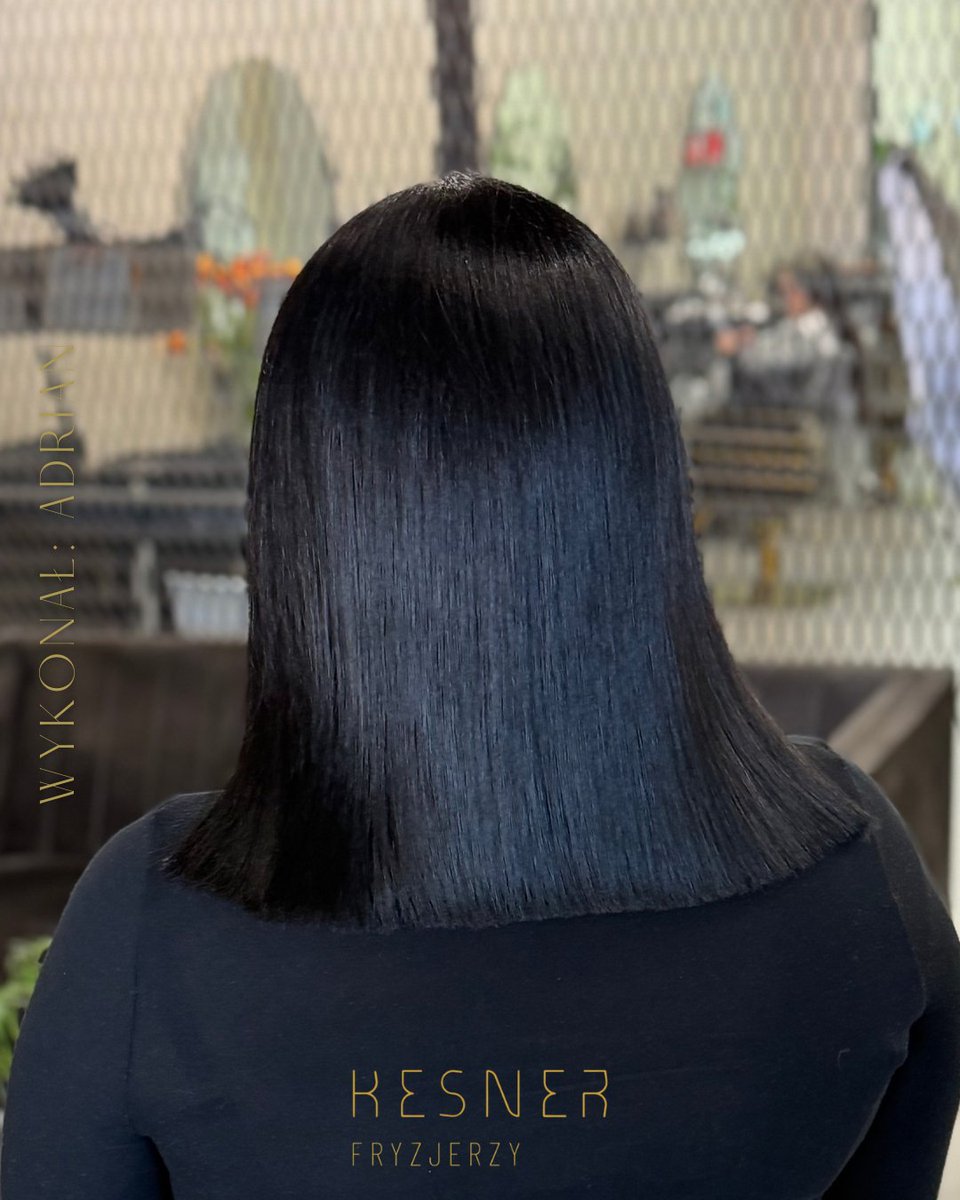KESNERfryzjerzy's tweet photo. Czerń w swojej najbardziej eleganckiej odsłonie 🖤

Intensywny kolor, perfekcyjny połysk i precyzyjne strzyżenie tworzą fryzurę, która przyciąga uwagę swoją prostotą.

Adrian stworzył kolor pełen głębi, który wygląda niezwykle czysto i szlachetnie. https://t.co/EveBKJXter