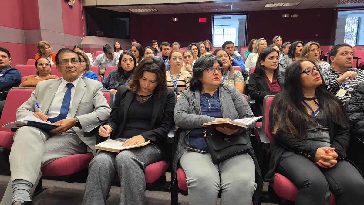 JudicaturaLoja's tweet photo. #GestiónInstitucional 
Fortalecemos la transparencia en la gestión pública. 
​Servidores de @JudicaturaLoja participaron en la capacitación de Prácticas Anticompetitivas, enfocada en prevenir la corrupción en procesos de compras públicas, según la LORCPM.
#ConstruimosConfianza 🤝 https://t.co/Mk6ibP6iJi