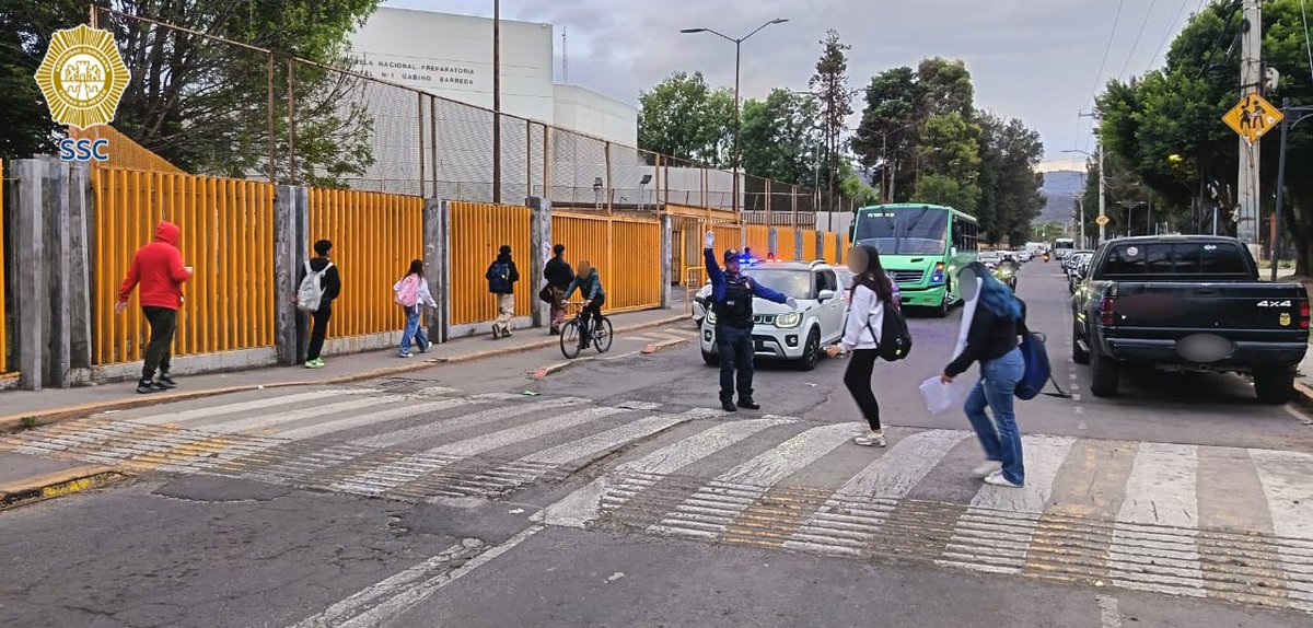 SSC_CDMX's tweet image. #SeguridadEscolar | Personal de la #SSC refuerza con distintas acciones de seguridad, vialidad y vigilancia las escuelas primarias, secundarias y de nivel medio superior de la ciudad: en la zona #Norte, en las alcaldías @IztacalcoAl y @TuAlcaldiaGAM; en la zona #Oriente en las
