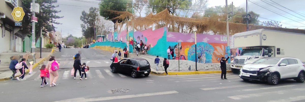 SSC_CDMX's tweet image. #SeguridadEscolar | Personal de la #SSC refuerza con distintas acciones de seguridad, vialidad y vigilancia las escuelas primarias, secundarias y de nivel medio superior de la ciudad: en la zona #Norte, en las alcaldías @IztacalcoAl y @TuAlcaldiaGAM; en la zona #Oriente en las