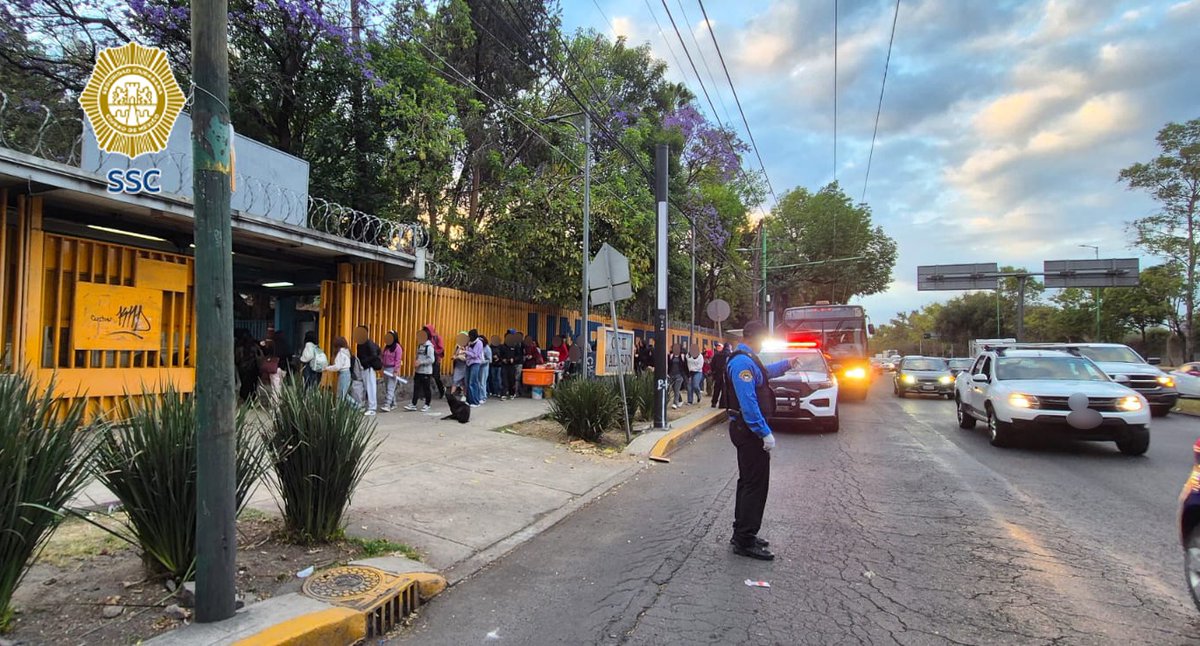SSC_CDMX's tweet image. #SeguridadEscolar | Personal de la #SSC refuerza con distintas acciones de seguridad, vialidad y vigilancia las escuelas primarias, secundarias y de nivel medio superior de la ciudad: en la zona #Norte, en las alcaldías @IztacalcoAl y @TuAlcaldiaGAM; en la zona #Oriente en las