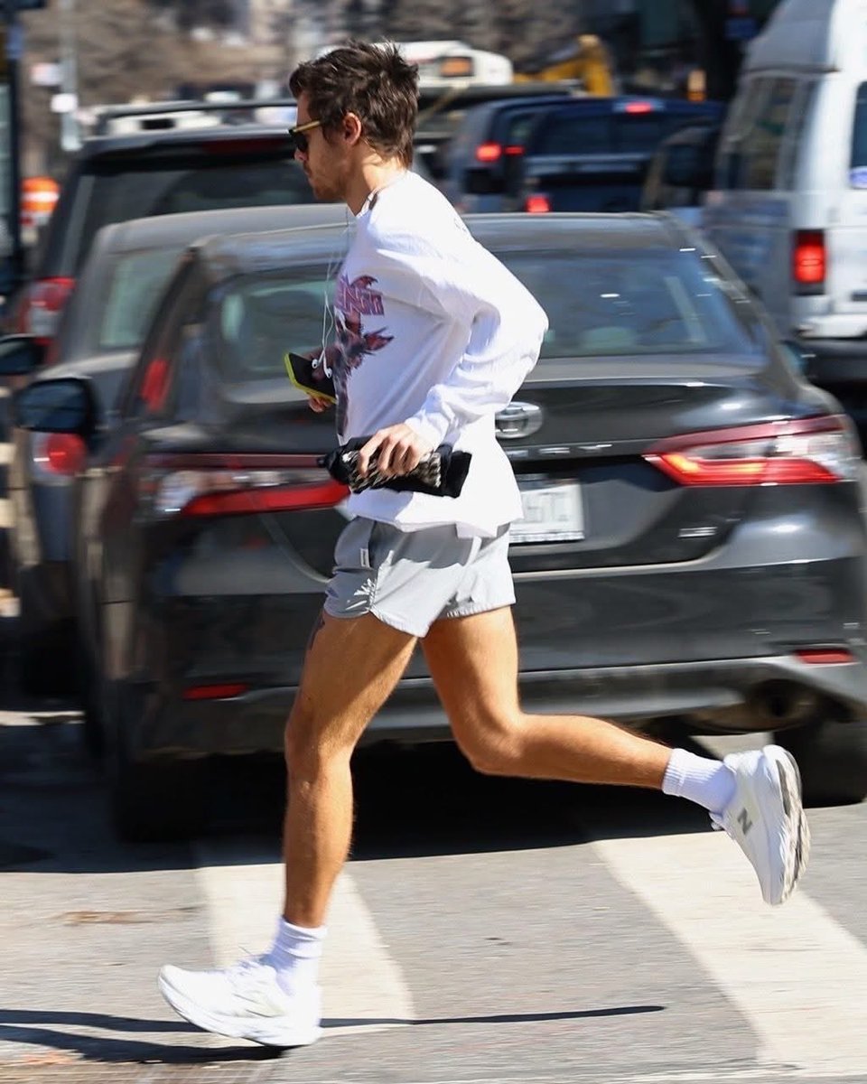 AnnaMaCastillo's tweet photo. Harry usa NB para correr, yo usaré NB para correr. https://t.co/PW3C08Swa5
