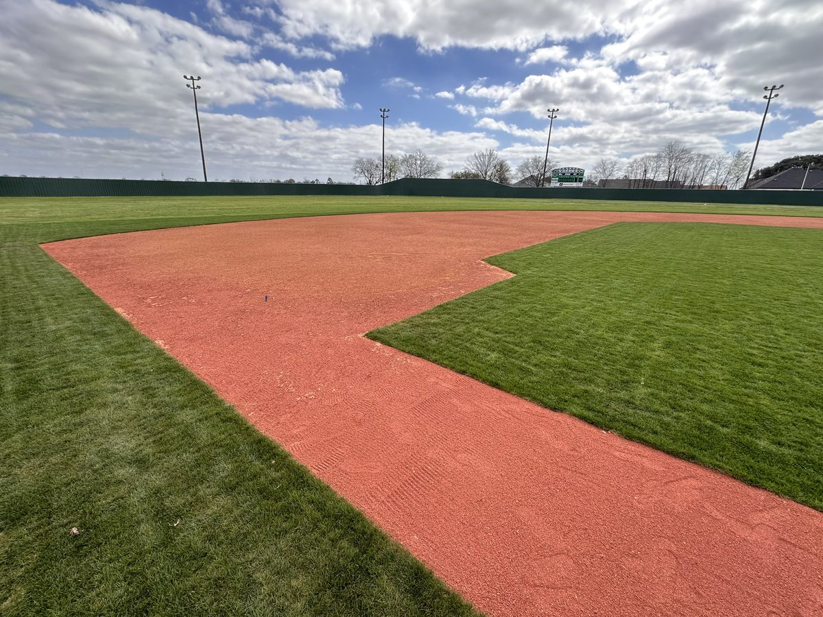 SFSturf_pros's tweet photo. From Mabank ISD Principal Michael Rowland after the project:

“it felt like an impossible job given the time of year and the time restraints. Sports Field Solutions showed tremendous patience and grit… and we even got on the field a week earlier than expected.” https://t.co/MRmVjff5Lt