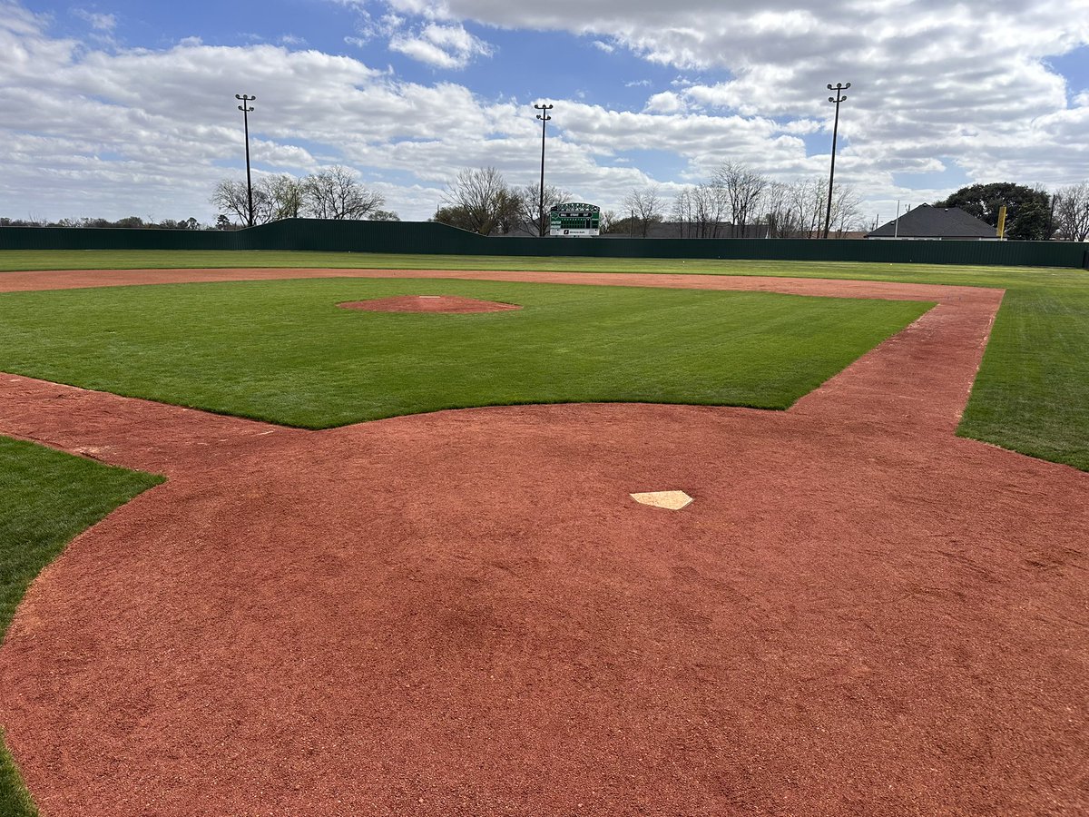 SFSturf_pros's tweet photo. From Mabank ISD Principal Michael Rowland after the project:

“it felt like an impossible job given the time of year and the time restraints. Sports Field Solutions showed tremendous patience and grit… and we even got on the field a week earlier than expected.” https://t.co/MRmVjff5Lt