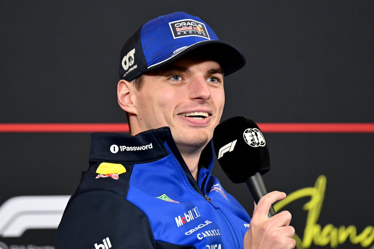 MaxArgento33's tweet photo. 🗣️ | MAX VERSTAPPEN EN CONFERENCIA:

"Encontré una solución más económica (para practicar el nuevo reglamento)".

"Cambié el simulador por la Nintendo Switch y juego al Mario Kart. Je". 

TE AMO DADDY SJSKSSJSJJSJSJSKSJ 😭😭 https://t.co/o4tfofbFvQ