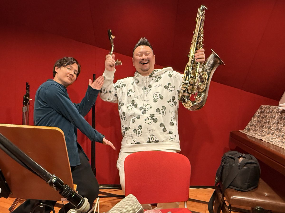 Chappy_Katayama's tweet photo. 本日は珍しくサックスやオペラ風の歌なんか録っちゃったりして。さらにすき家でカレーなんか食べちゃったりして。
(詳細はいつか改めて) https://t.co/irwS8fPUTE