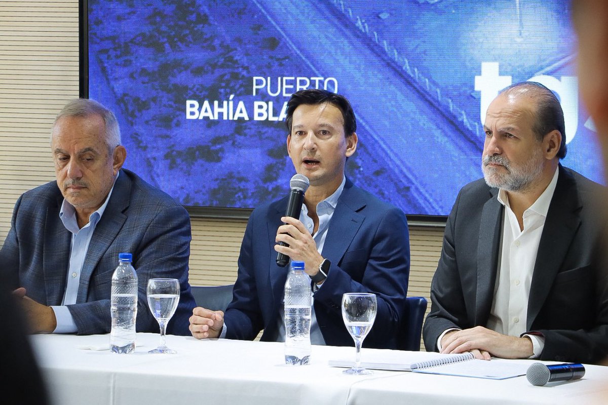 ptobahiablanca's tweet photo. 📢 TGS anuncia una inversión histórica en el Puerto.

Junto al intendente @fsusbielles, presentamos oficialmente el plan de inversiones que TGS llevará adelante en nuestro complejo portuario.

💰 Inversión estimada: 3.000 millones de dólares https://t.co/YZJBedSExs