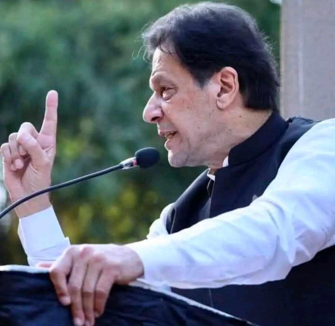 عمران خان کے  19 اقوالِ زریں،
 (جنھیں میں نے اپنی ڈائری میں نوٹ کیا)

1) "میں آخری گیند تک لڑوں گا۔"

2) "قومیں دولت سے نہیں بنتیں، اداروں، انصاف اور عوامی یکجہتی سے بنتی ہیں۔"

3) "طاقتور کو قانون کے نیچے لائے بغیر کوئی معاشرہ ترقی نہیں کرتا۔"

4) "ہم نے مدینہ کی ریاست کو اپنا