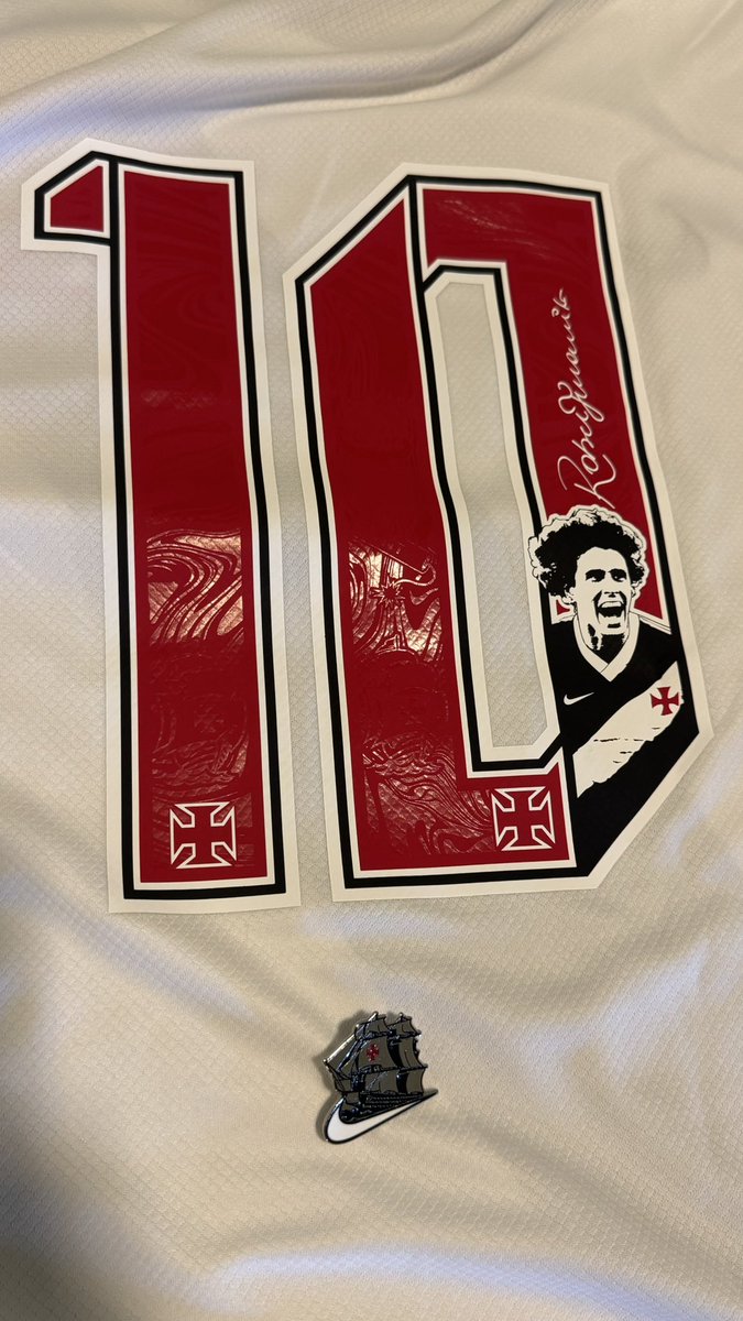 Odilonthomaz's tweet photo. Chegou a “braba” camisa número 2 do Vasco, que ficou ainda mais bonita que a número 1. Desta vez, segurei a ansiedade de comprar imediatamente na loja e esperei para personalizá-la com o número 10 do Bob. A Nike ainda enviou um brinde. #vasco #vascodagama #nike #vasconike https://t.co/znO1TX4vWE