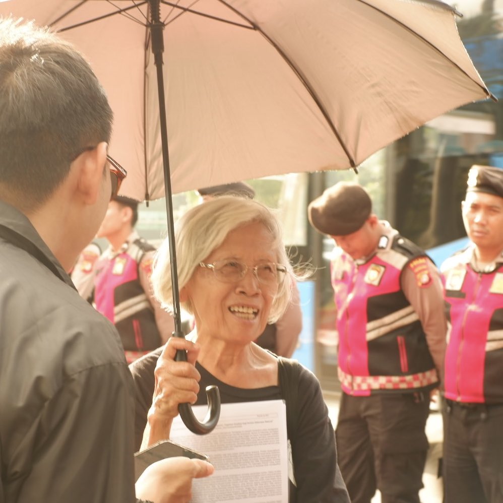 kresbung's tweet photo. Senyumnya masih sama, penuh harapan atas keadilan. Usianya kian menua, tapi wajahnya tetap tegar. Bukan karena ia benar-benar kuat, tetapi negara yang memaksanya untuk terus berdiri dengan tak kunjung memberikan jawaban. 

Aksi Kamisan ke-901 menyoroti pentingnya keberpihakan terhadap korban, terutama mereka kaum rentan dan marginal; tidak menuntut korban yang “sempurna”.  

Sebagai umat Kristen, peristiwa ini dapat bercermin dari ajaran Yesus, dimana Ia sangat menentang standar dunia yang sering kali menuntut korban untuk "sempurna" atau "berkuasa" agar didengar. Yesus memulai karya-Nya dengan keberpihakan total kepada mereka yang tertindas dan tersingkirkan.