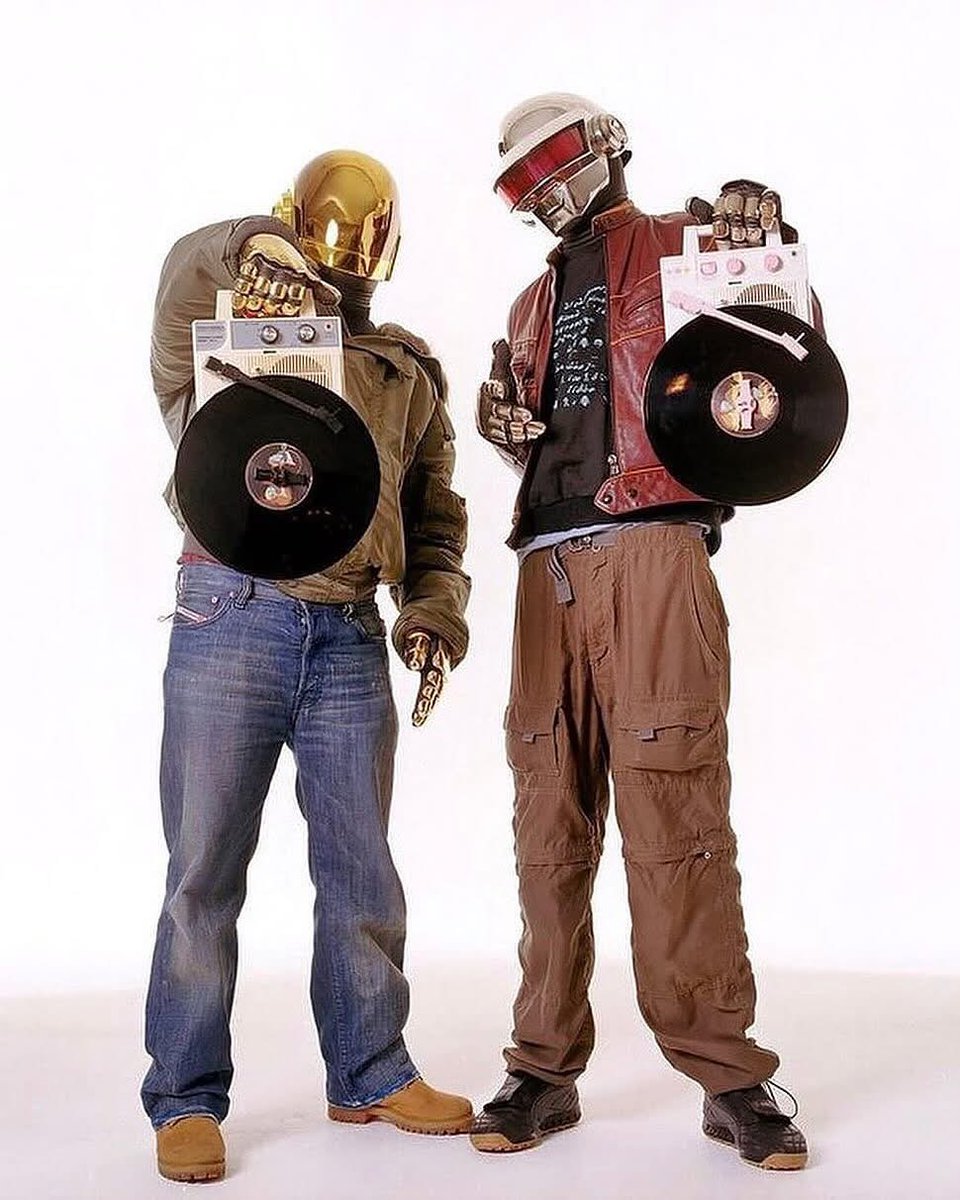 Proximity tweet media