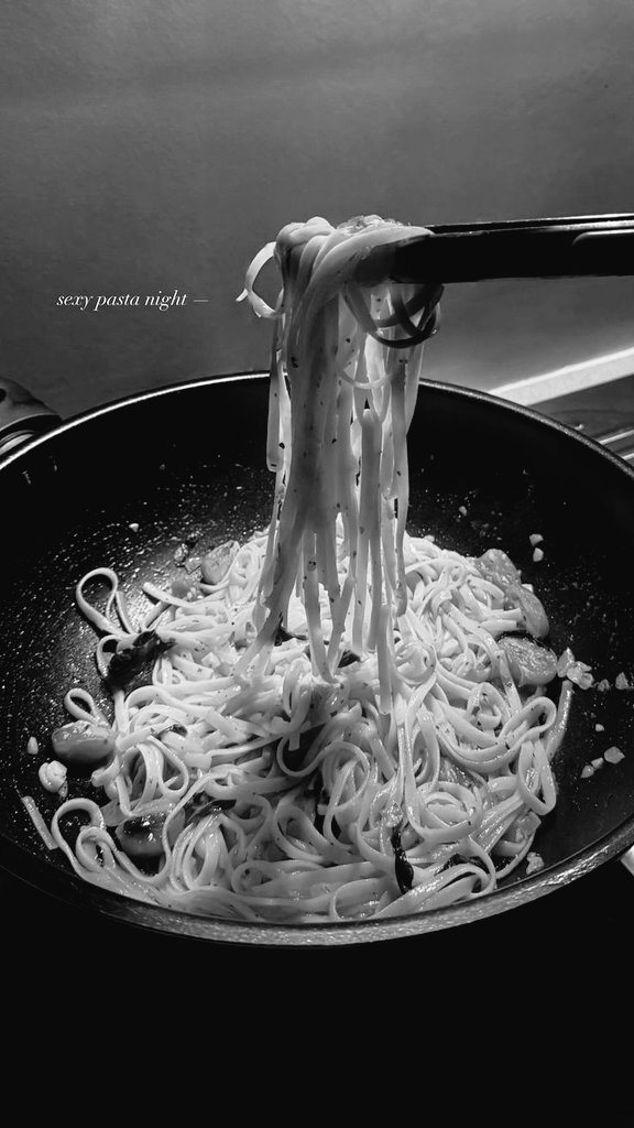 RES0NATED's tweet photo. ㅤ

Akan gue hadapi gonjang ganjing dunia ini, asal makan dulu. 

Ps. cukup adek gue aja yang tidak percaya, gue jago masak. Kamu jangan ya. 

ㅤ ㅤ https://t.co/ba3cDyqtNN
