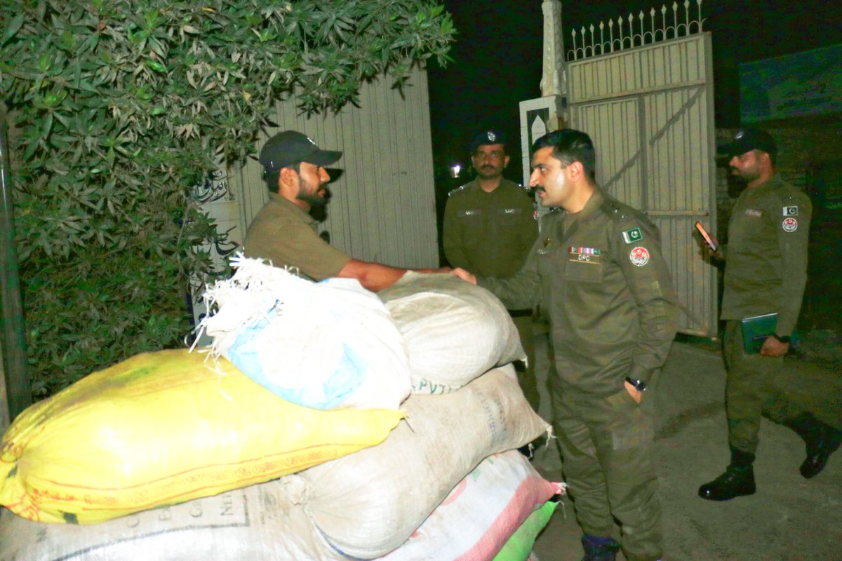 NankanaPolice's tweet image. ڈی پی او ننکانہ ارسلان زاہد کا نماز تراویح کے اوقات میں شاہکوٹ کے علاقہ میں مختلف مساجد کا وزٹ۔ سیکیورٹی  ڈیوٹی چیک کی، حفاظتی انتظامات کا جائزہ لیا۔ پولیس افسران و جوانوں کو سیکیورٹی ڈیوٹی کے متعلق بریف کیا۔

#PunjabPolice #dponankana 
#securityservices #namazetraveeh