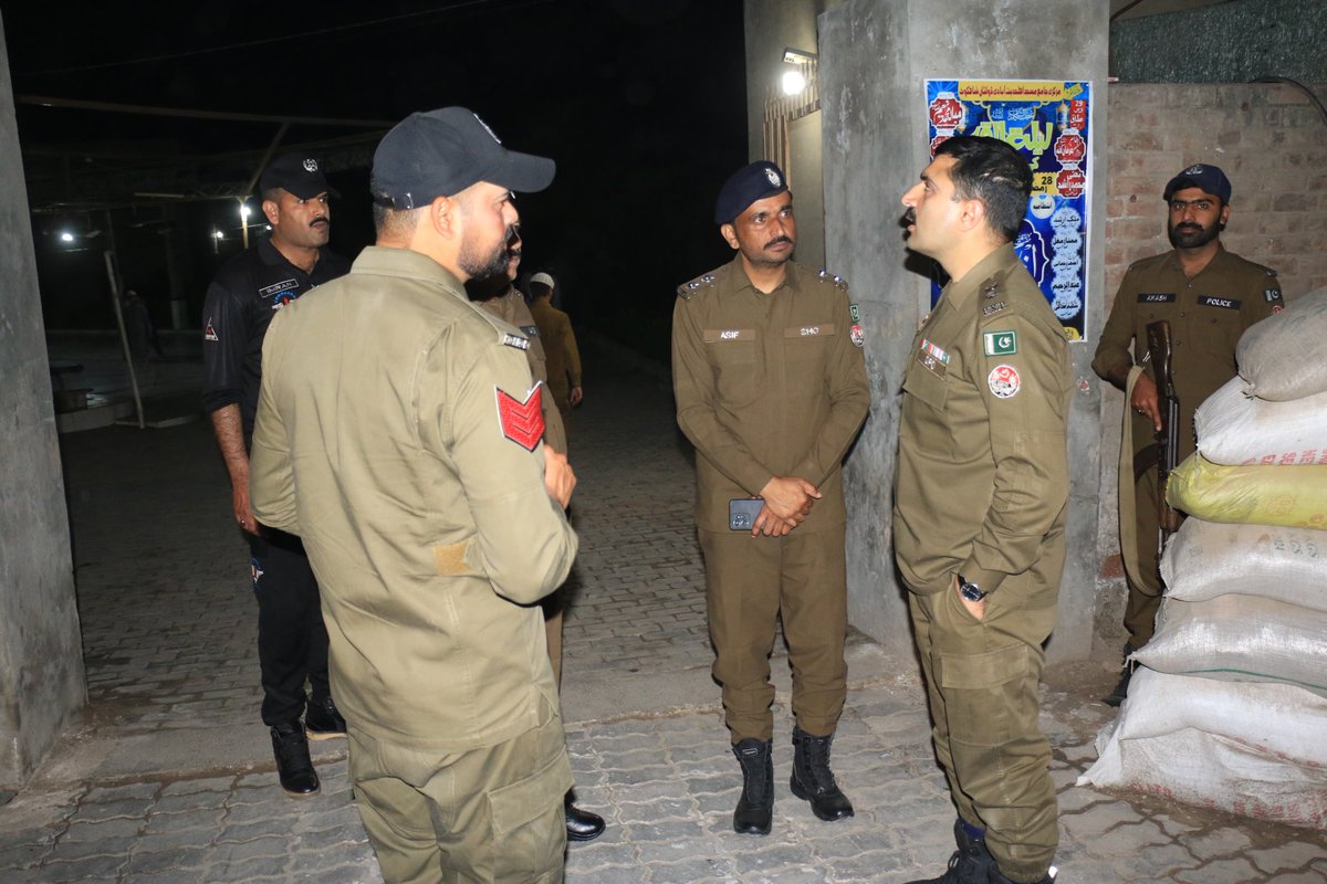 NankanaPolice's tweet image. ڈی پی او ننکانہ ارسلان زاہد کا نماز تراویح کے اوقات میں شاہکوٹ کے علاقہ میں مختلف مساجد کا وزٹ۔ سیکیورٹی  ڈیوٹی چیک کی، حفاظتی انتظامات کا جائزہ لیا۔ پولیس افسران و جوانوں کو سیکیورٹی ڈیوٹی کے متعلق بریف کیا۔

#PunjabPolice #dponankana 
#securityservices #namazetraveeh