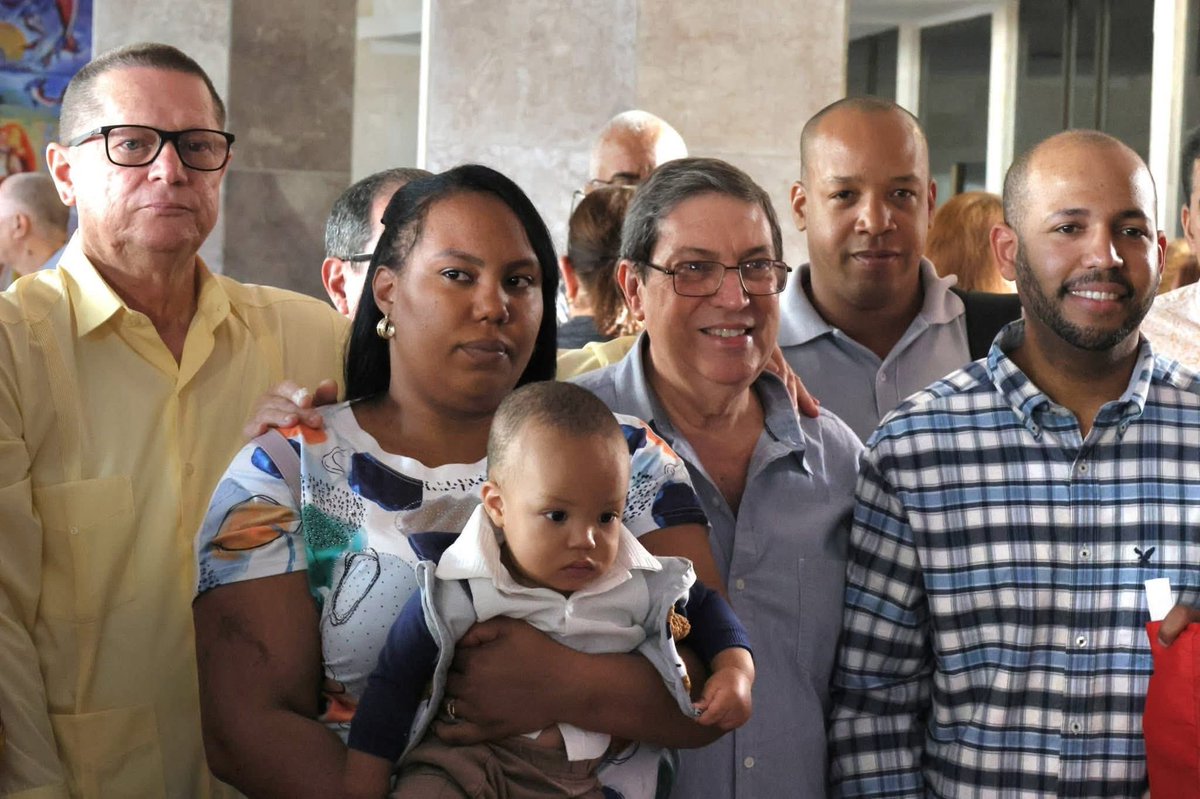 gobhabana's tweet photo. 🇨🇺🤝 El MINREX rexibió colectivo de la Embajada de Cuba en Ecuador, tras la decisión arbitraria de declararlos personas non grata.

✊ Josefina Vidal denunció que esta acción responde a la estrategia de EE.UU. contra la unidad latinoamericana.

#CubaEstáFirme https://t.co/fOa8SFbOE4