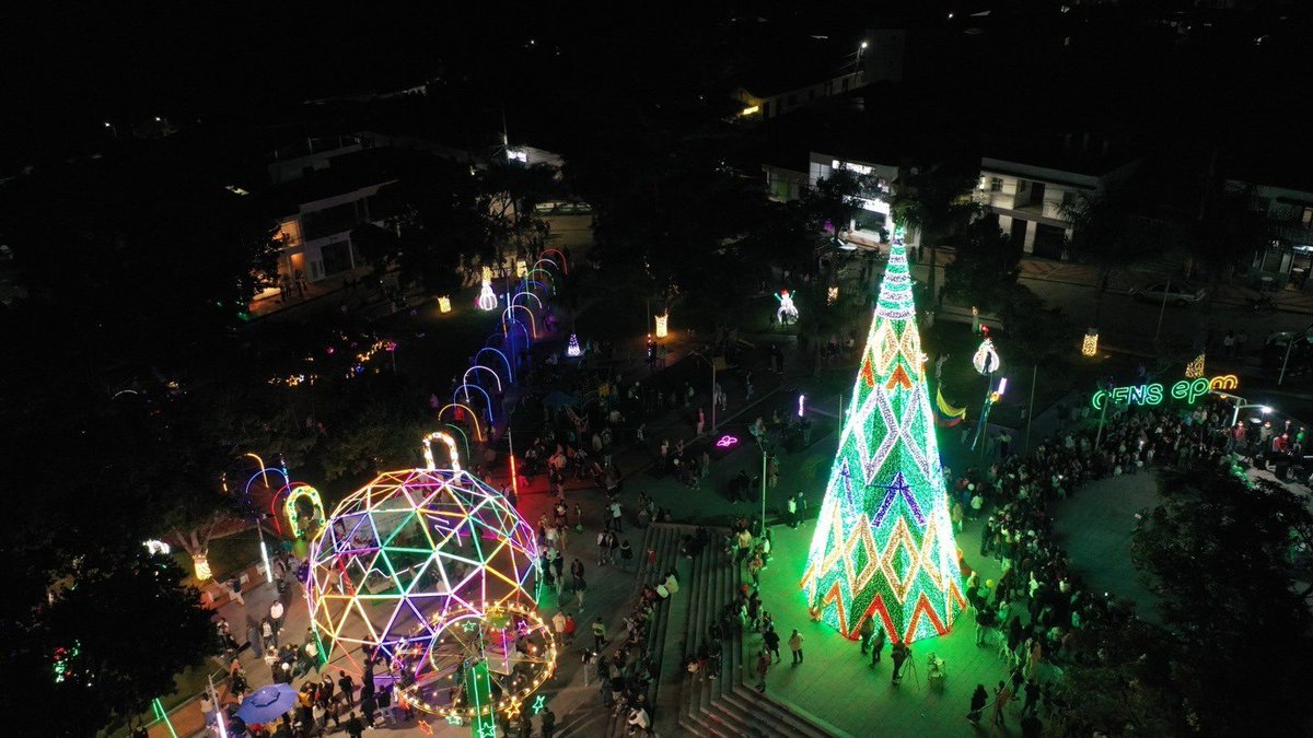 CENSGrupoEPM's tweet photo. Impacto social y territorial

La energía también impulsa desarrollo y bienestar.
✨ Con COP $2.673 millones invertidos en alumbrado navideño iluminando 10 municipios, promoviendo el turismo, la cultura y la reactivación económica en nuestra región.

#AlumbradosNavideños #InformeDeSostenibilidad