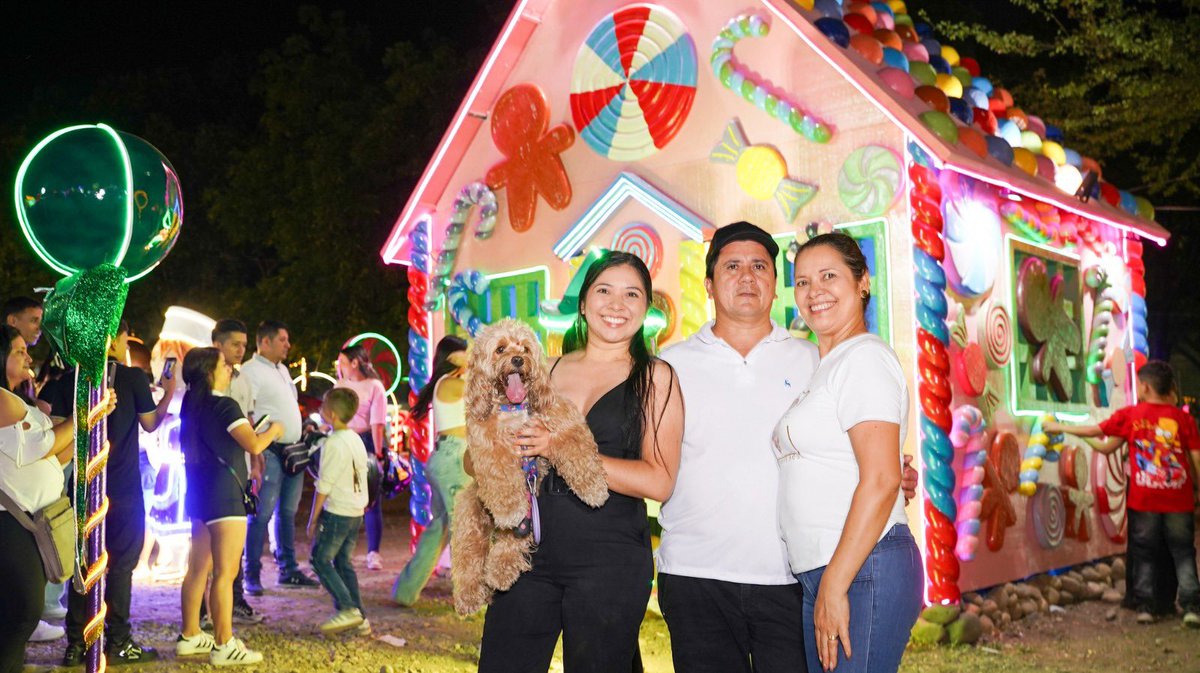 CENSGrupoEPM's tweet photo. Impacto social y territorial

La energía también impulsa desarrollo y bienestar.
✨ Con COP $2.673 millones invertidos en alumbrado navideño iluminando 10 municipios, promoviendo el turismo, la cultura y la reactivación económica en nuestra región.

#AlumbradosNavideños #InformeDeSostenibilidad