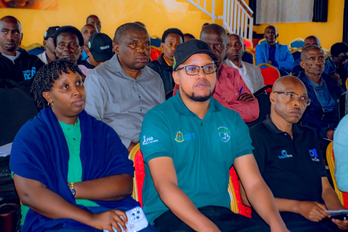 NgomaDistrict's tweet photo. Uyu munsi,Umuyobozi w'Akarere wungirije ushinzwe iterambere ry'ubukungu @mapambanoN yitabiriye inama yateguwe ku bufatanye na RAB SPIU igamije gukangurira aborozi b’inka zitanga umukamo kumenya gahunda #MatchingGrant ibafasha kubona ibikoresho birimo imashini itunganya ubwatsi. https://t.co/Bqpz4B7XZ9