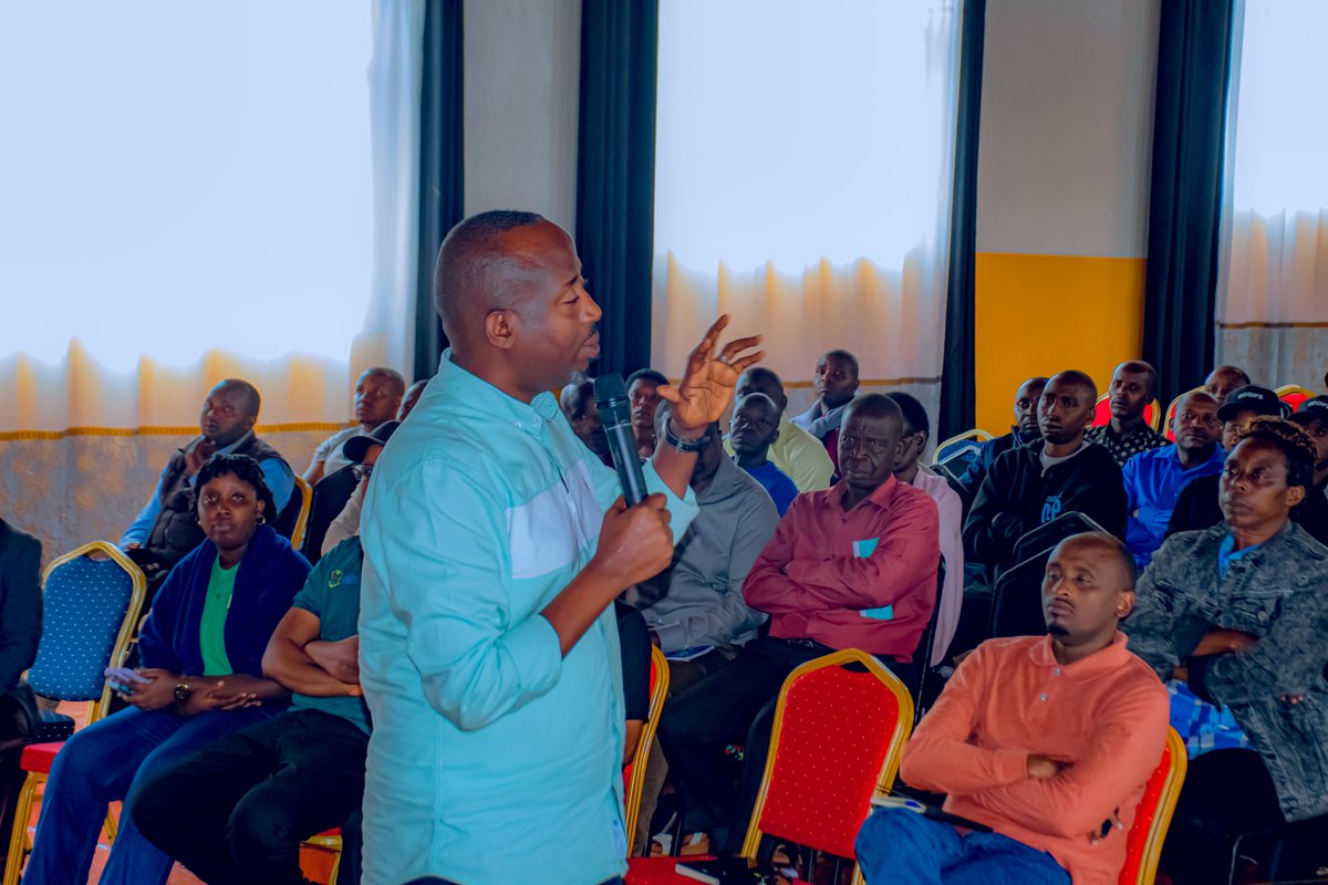 NgomaDistrict's tweet photo. Uyu munsi,Umuyobozi w'Akarere wungirije ushinzwe iterambere ry'ubukungu @mapambanoN yitabiriye inama yateguwe ku bufatanye na RAB SPIU igamije gukangurira aborozi b’inka zitanga umukamo kumenya gahunda #MatchingGrant ibafasha kubona ibikoresho birimo imashini itunganya ubwatsi. https://t.co/Bqpz4B7XZ9