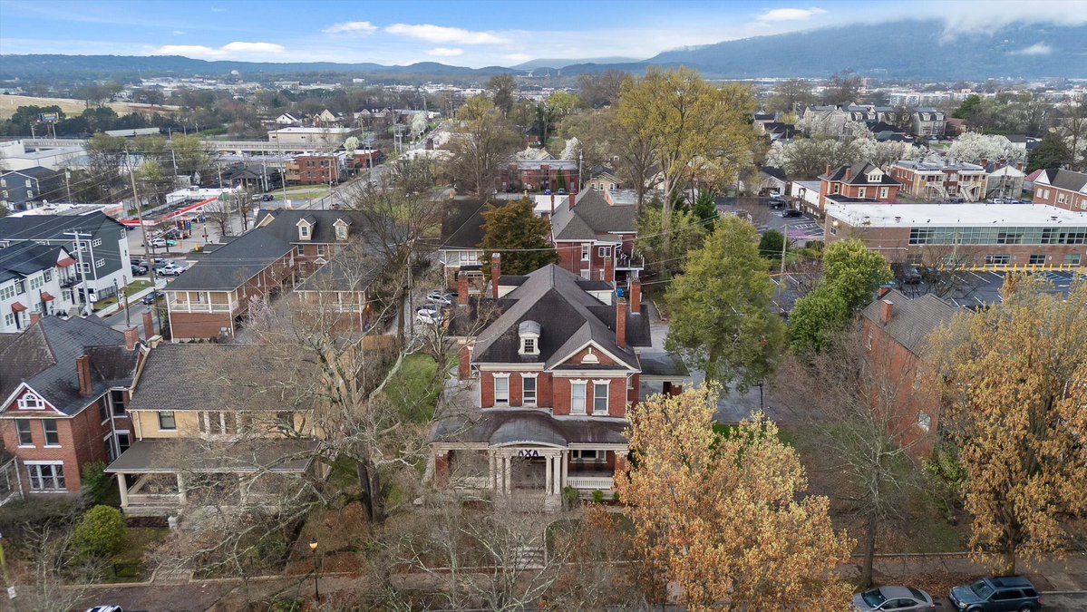 Zillow Gone Wild 🏡 tweet media