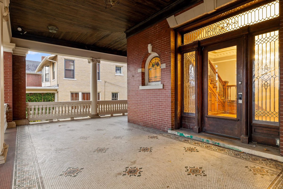 Zillow Gone Wild 🏡 tweet media