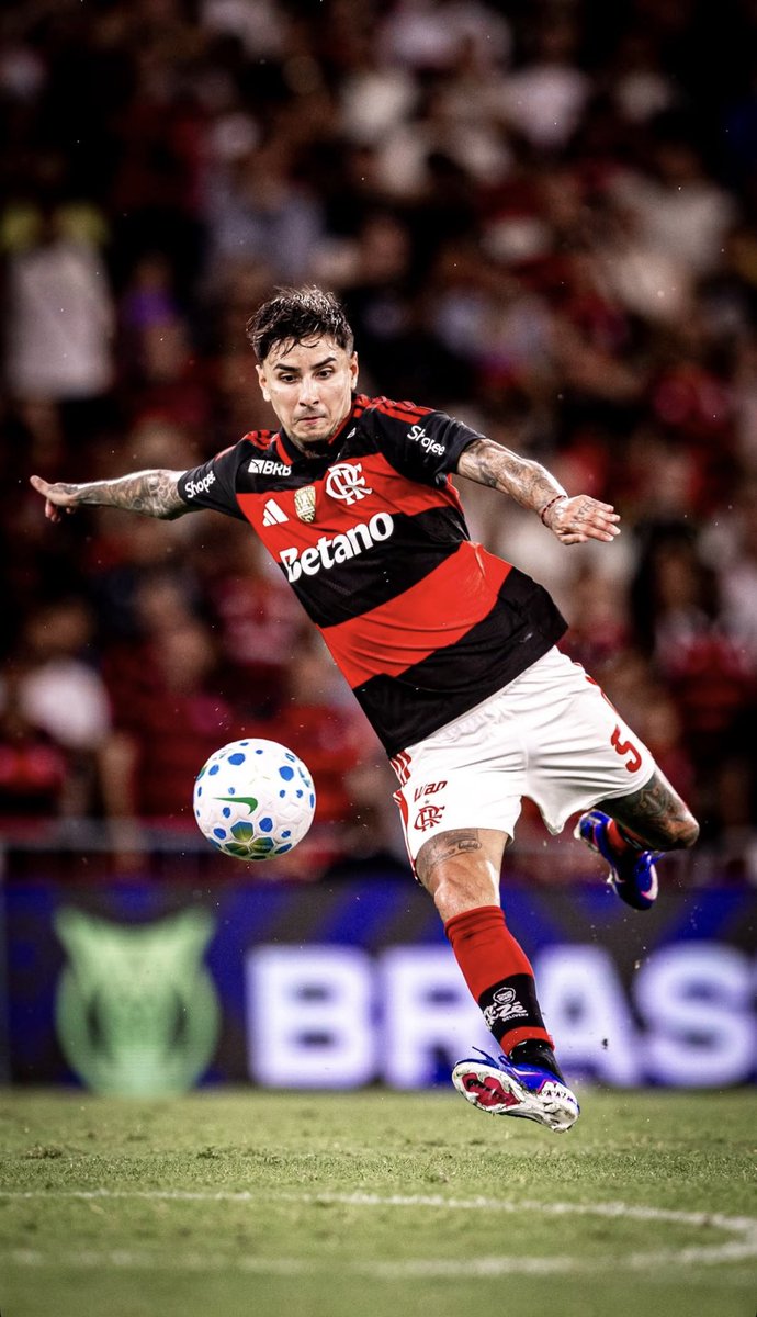 flattorcedor's tweet photo. Tenho visto muita ênfase nas atuações de Pedro e Paquetá (merecidamente), mas é preciso abrir espaço para destacar mais uma exibição extremamente sólida de Erick Pulgar.

Seguro no combate, fisicamente muito bem e cada vez mais importante na dinâmica do time, o chileno foi peça-chave para acelerar o jogo com passes verticais e ainda esteve perto de marcar um golaço. Dentro dessa proposta de transição direta do LJ, sua leitura de jogo e capacidade de dar ritmo à equipe tendem a ser ainda mais determinantes.

Não por acaso, sempre foi muito elogiado por Filipe Luís, e bastaram duas partidas para Jardim também destacar sua importância na coletiva: “Muito inteligente”.

Pode não ser unanimidade entre todos, mas Pulgar é daqueles jogadores que sustentam o funcionamento do time, é engrenagem imprescindível. É um monstro em campo e titular incontestável. 🇨🇱🥷 

Foto: Lucas Almeida L17