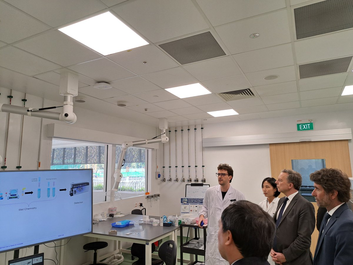 martin_briens's tweet image. Premier déplacement à l’étranger en tant que Secrétaire général, à Singapour 🇸🇬, auprès de mon homologue Albert Chua.
L’occasion de renforcer notre Partenariat Stratégique Global initié par le PR Macron en mai 2025. 
#innovation, #sécurité, #technologies, #transport, #énergies