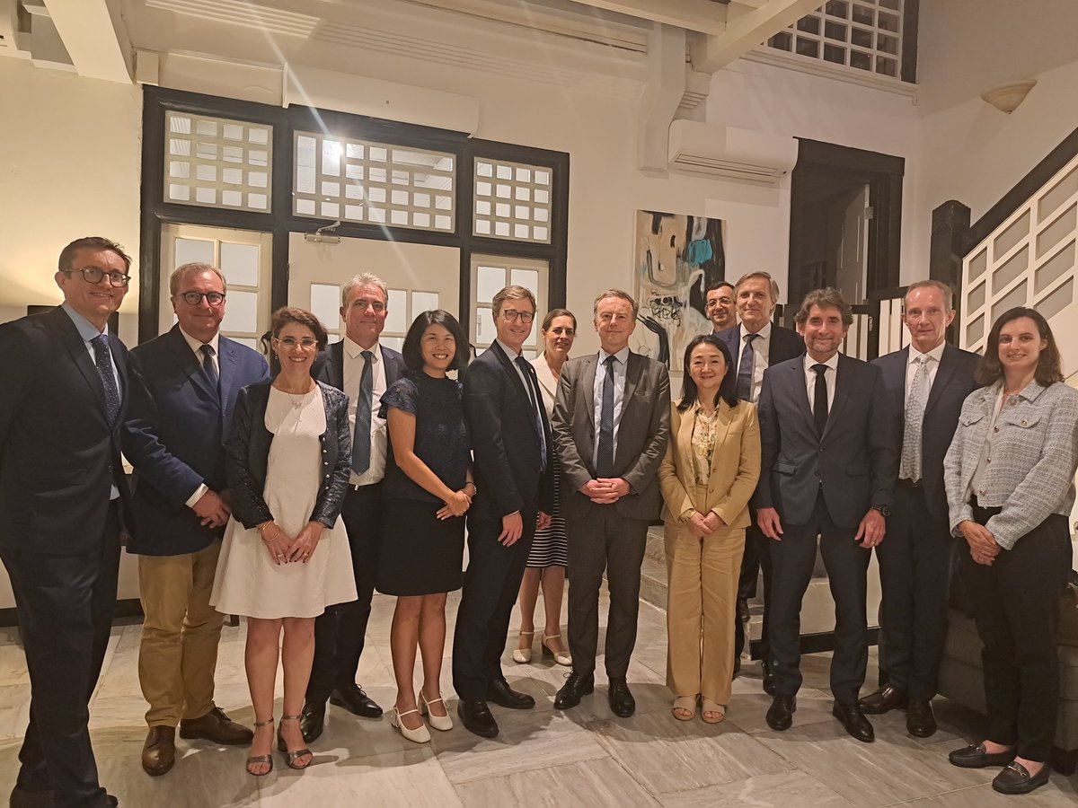 martin_briens's tweet image. Premier déplacement à l’étranger en tant que Secrétaire général, à Singapour 🇸🇬, auprès de mon homologue Albert Chua.
L’occasion de renforcer notre Partenariat Stratégique Global initié par le PR Macron en mai 2025. 
#innovation, #sécurité, #technologies, #transport, #énergies