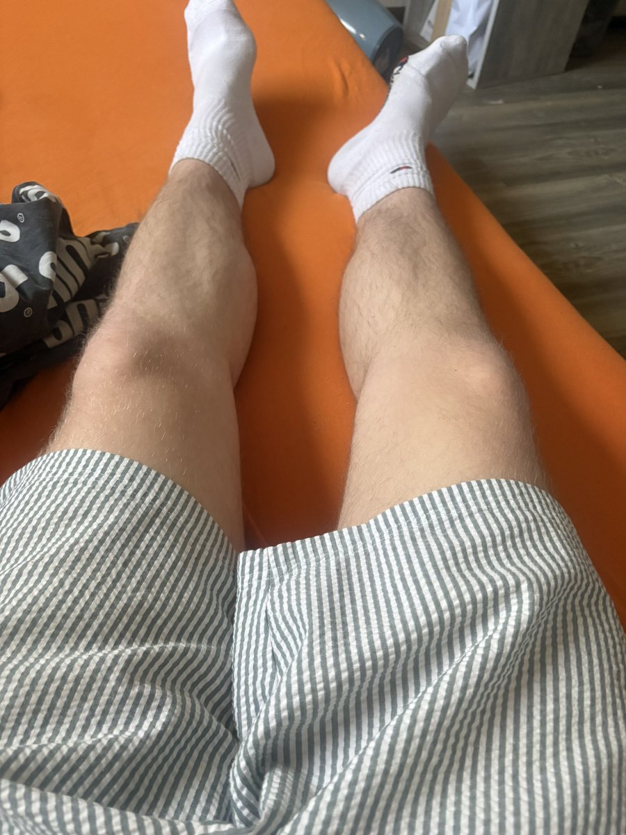 Schau dir diese Master Beine an einfach zum anbeten Mh 😈

#findomalpha #findom #cashmaster #twink #sub #master #cashslave #alphamaster #zahlsklave #feet #foot #feetworship #feetboy #nike #tn #sneaker #sneakerhead
#sneakerworship