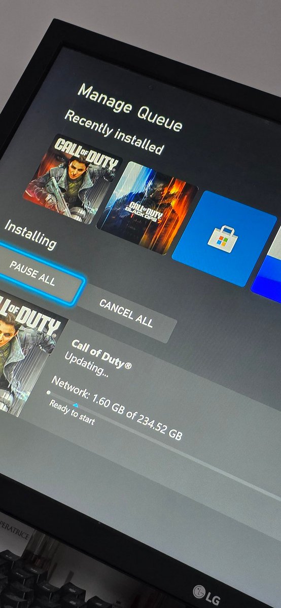 LADEdwards08's tweet photo. @CODUpdates Looks like this update has forced me to re-download the entire game? https://t.co/gCsQisHLq2