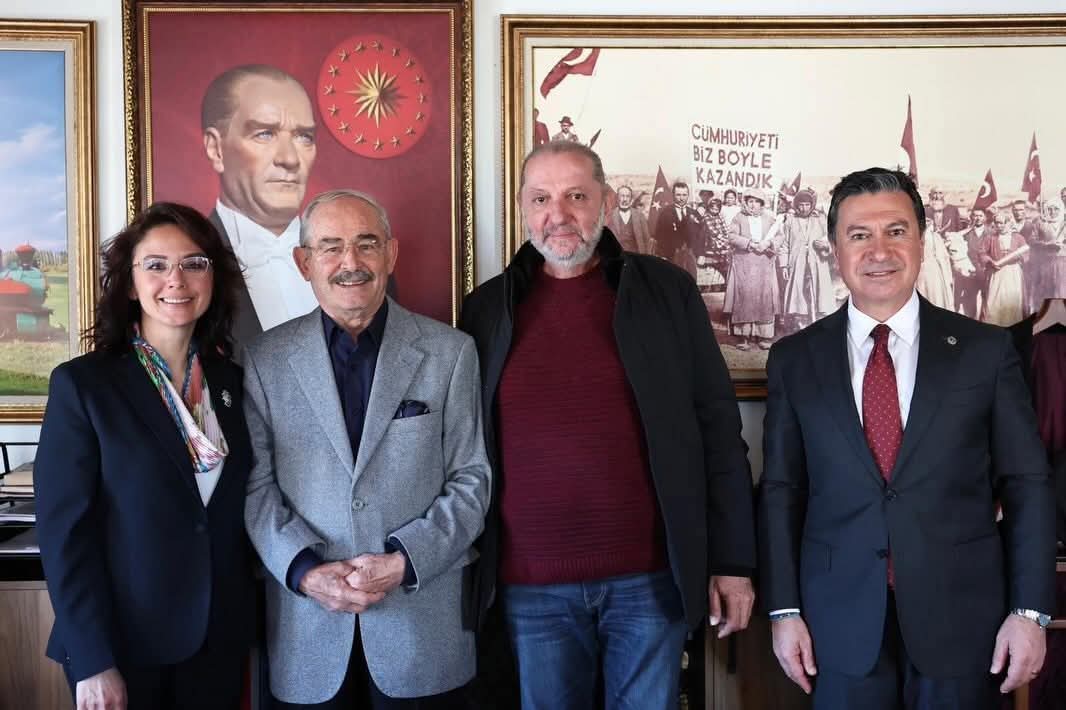 MUĞLA'YI KİM YÖNETİYOR?
Muğla Büyükşehir Belediye Başkanı Ahmet Aras ile danışmanı Levent Arkan’ın Eskişehir ziyareti sonrası yayımladıkları iki ayrı metin, kentte yeni bir tartışmayı beraberinde getirdi. İki yazı da aynı kavramları, aynı övgü dilini ve neredeyse aynı cümle